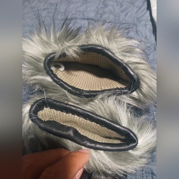 Elegant Black Leather Gloves with Faux Fur Trim - Picture 5 of 5